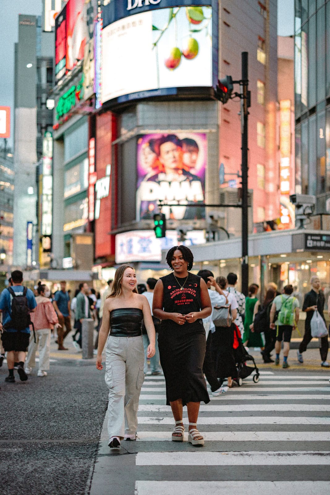 Best Friends Photoshoot in Shibuya and Shinjuku Photos at shinjuku no.3 - uvegotmoment Tokyo photography