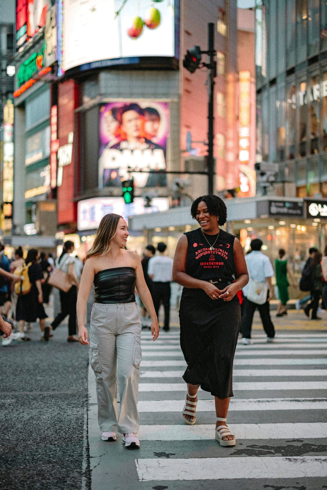 Best Friends Photoshoot in Shibuya and Shinjuku Photos at shinjuku no.4 - uvegotmoment Tokyo photography