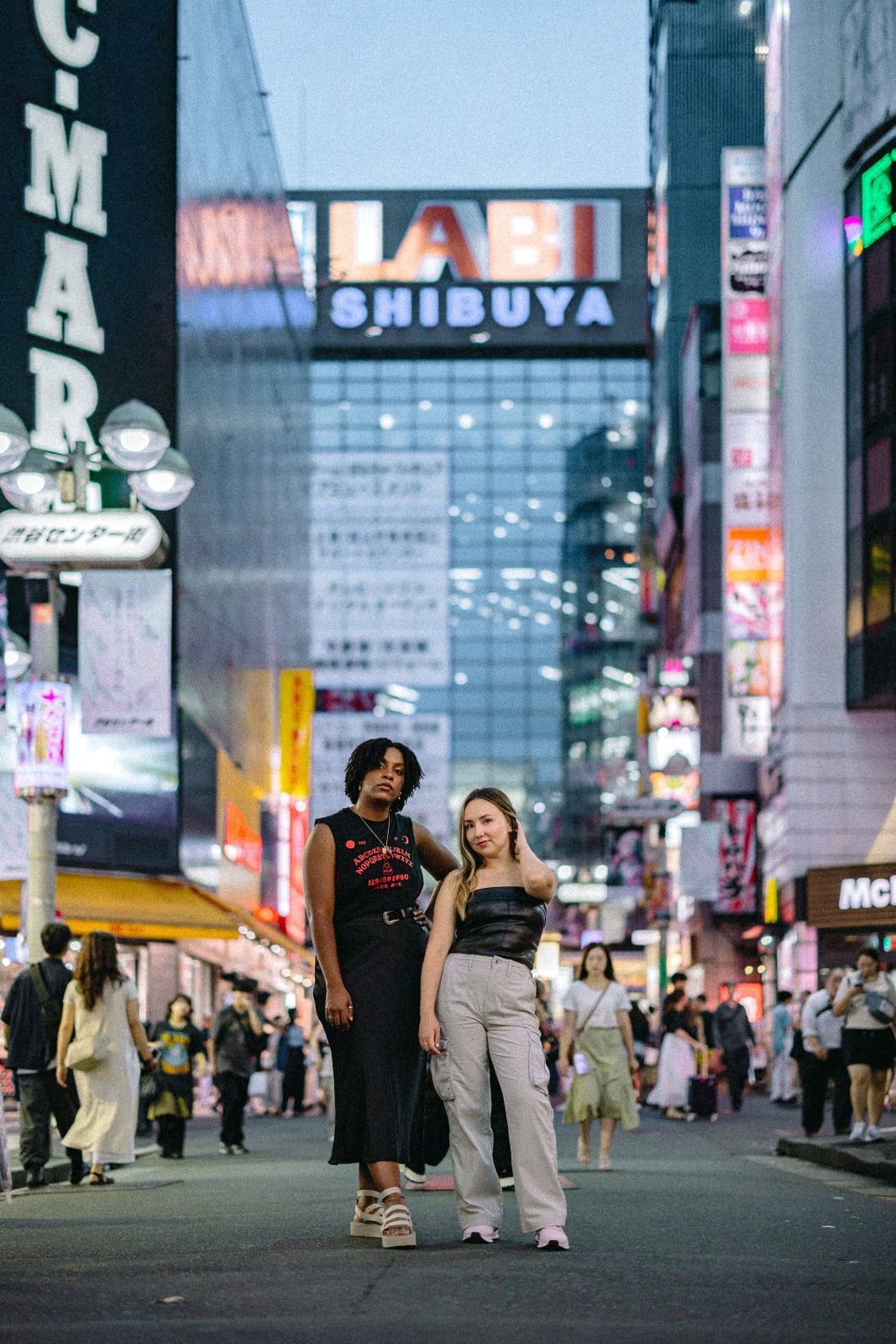Best Friends Photoshoot in Shibuya and Shinjuku Photos at shinjuku no.9 - uvegotmoment Tokyo photography