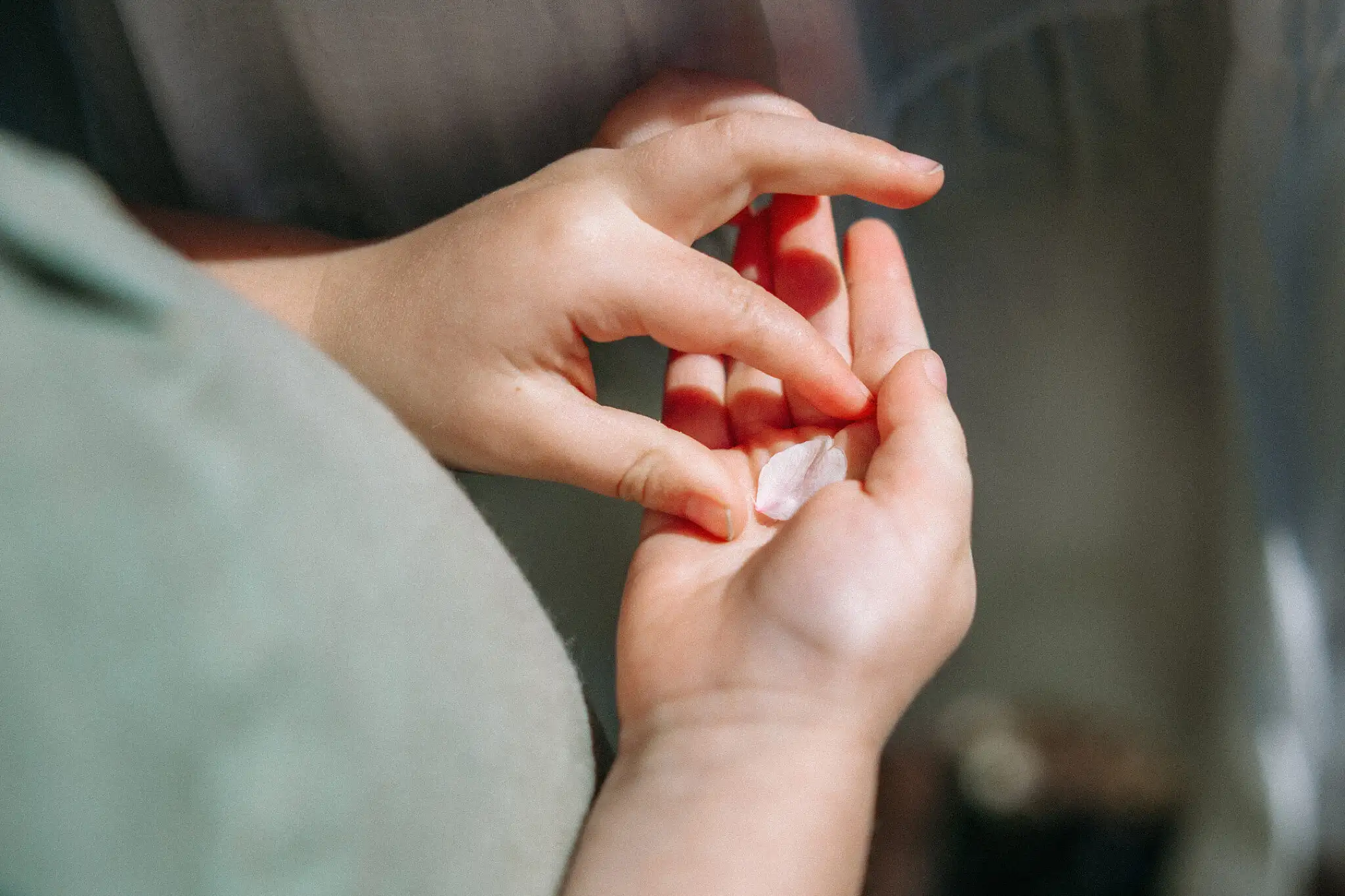 Cherry Blossom Family Photoshoot in Inokashira Park, Tokyo Photos at park no.2 - uvegotmoment Tokyo photography