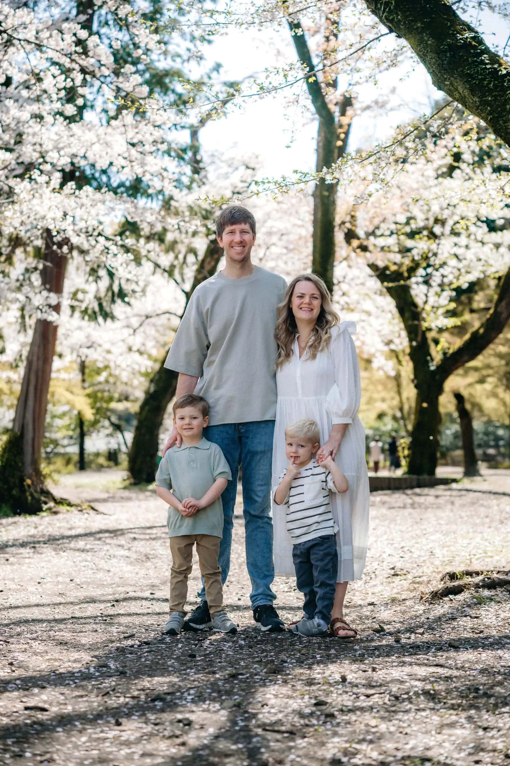 Cherry Blossom Family Photoshoot in Inokashira Park, Tokyo Photos at park no.4 - uvegotmoment Tokyo photography