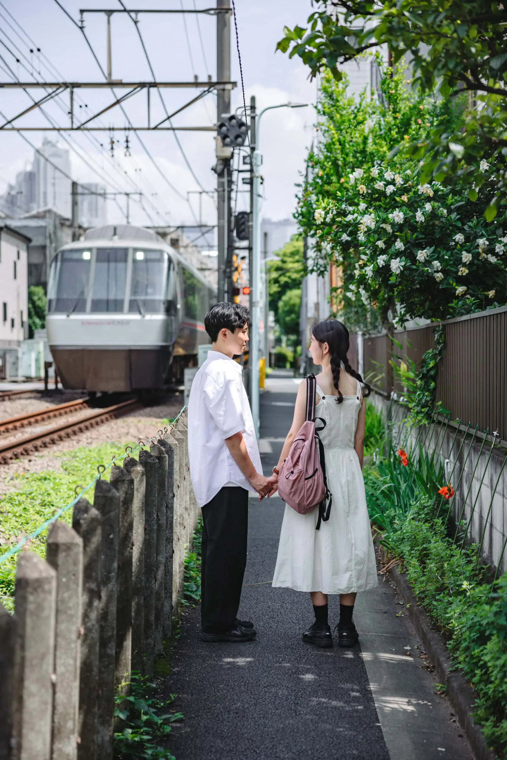 Summer Couple Photoshoot in a Quiet Tokyo Neighborhood Photos at residential no.1 - uvegotmoment Tokyo photography