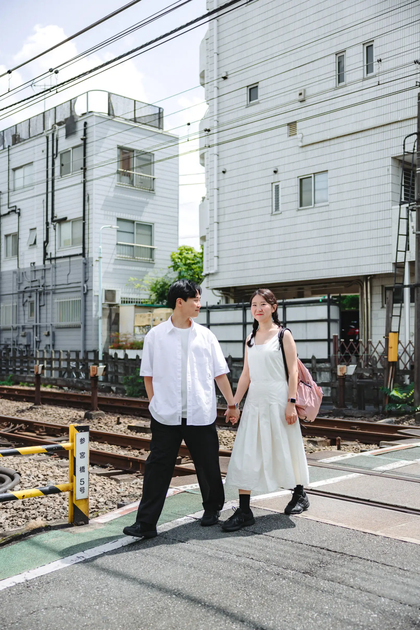Summer Couple Photoshoot in a Quiet Tokyo Neighborhood Photos at residential no.4 - uvegotmoment Tokyo photography