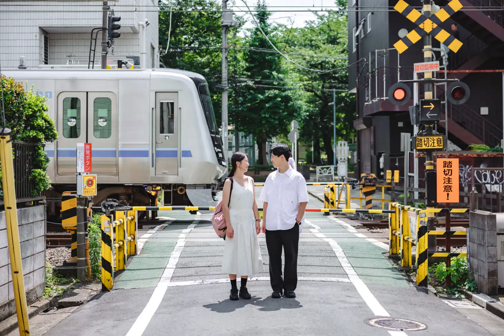 Summer Couple Photoshoot in a Quiet Tokyo Neighborhood Photos at residential no.6 - uvegotmoment Tokyo photography
