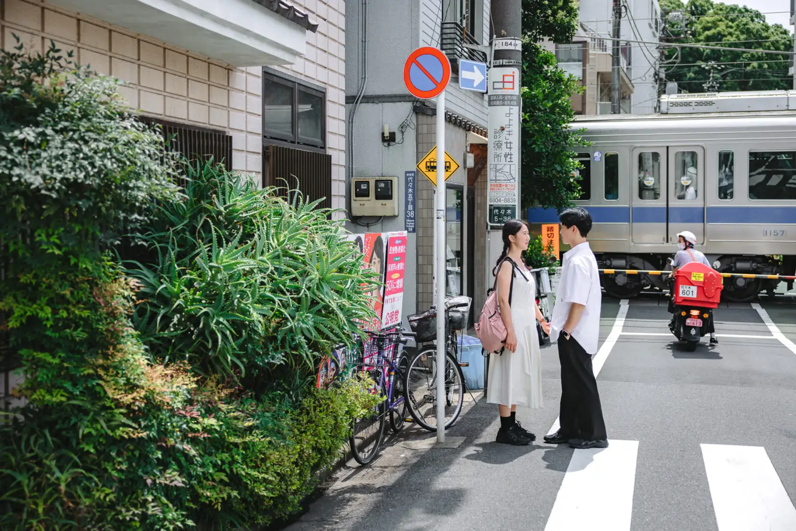 Summer Couple Photoshoot in a Quiet Tokyo Neighborhood Photos at residential no.9 - uvegotmoment Tokyo photography