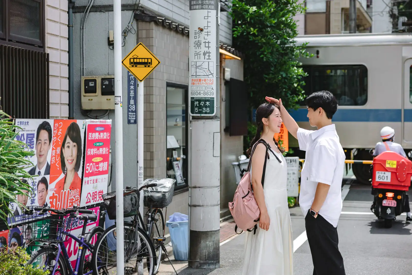Summer Couple Photoshoot in a Quiet Tokyo Neighborhood Photos at residential no.10 - uvegotmoment Tokyo photography