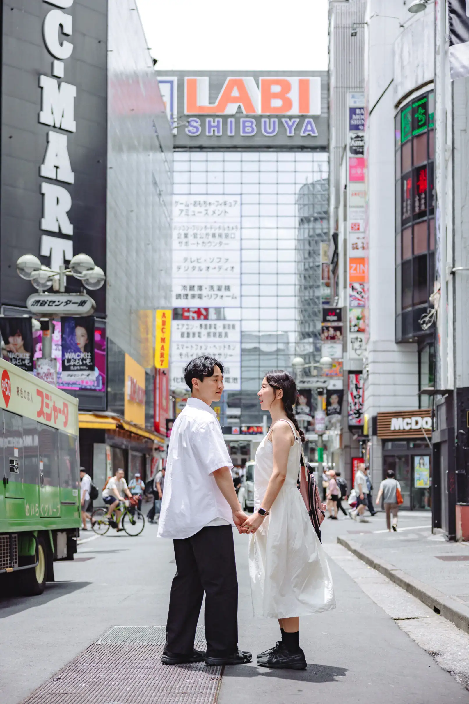 Summer Couple Photoshoot in a Quiet Tokyo Neighborhood Photos at residential no.14 - uvegotmoment Tokyo photography