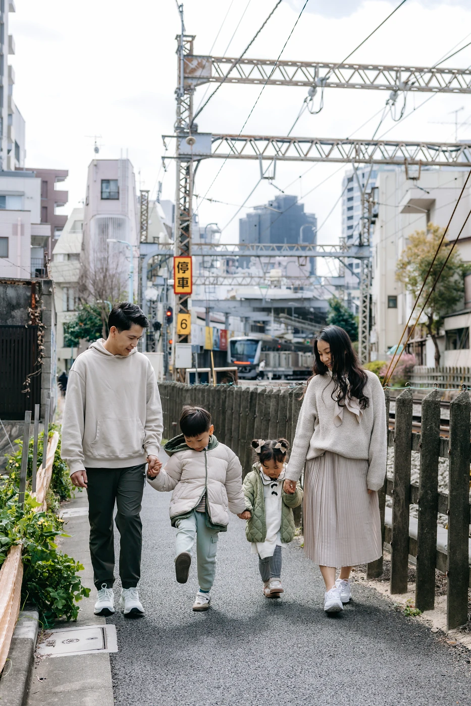 Relaxed Family Photoshoot in a Calm Tokyo Neighborhood Photos at residential no.9 - uvegotmoment Tokyo photography